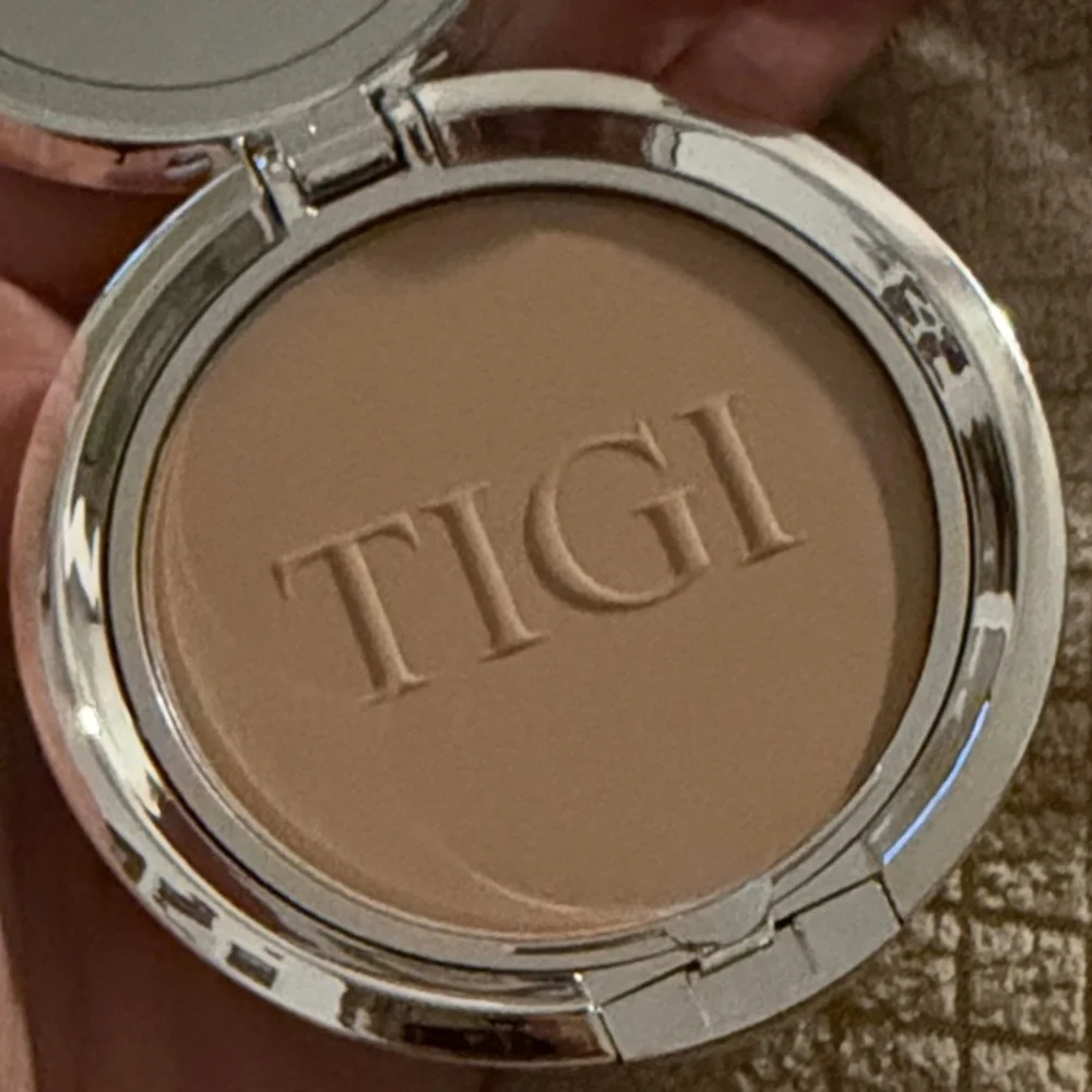TIGI Pressed Powder Compact - Natural Beige Shades